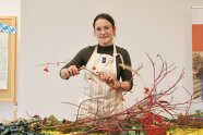 Studierende Franziska Koller beim Binden eines Herbstkranzes.