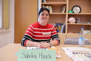 Studierende Sabrina Hauck im Klassenzimmer beim Theorieunterricht.